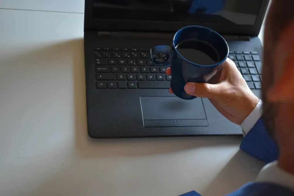 Notebook a šálek vody